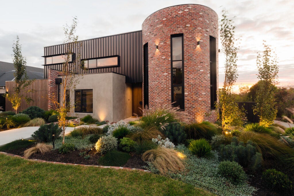 steve-taylor-landscape-design-red-bricks-circular-elements-cos-design-erik-holt